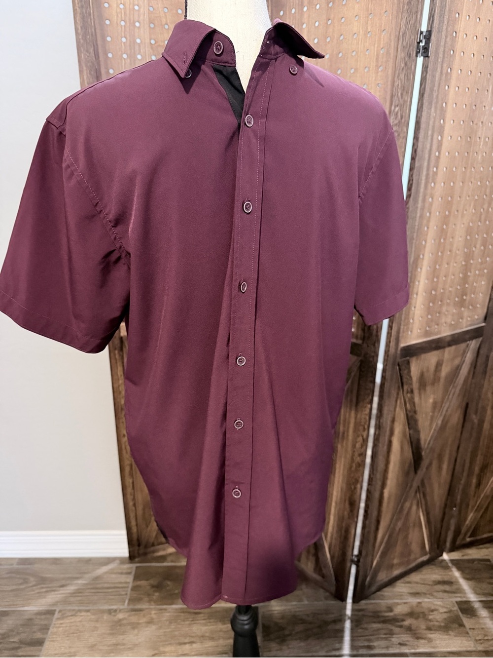 Men's Short Sleeve Button-Down Shirt in Burgundy